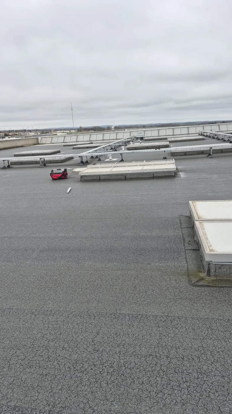 Installation d'exutoires de désenfumage sur une toiture industrielle